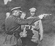 file/main/volozhanin/voroshilov_na_strel_bah.jpg